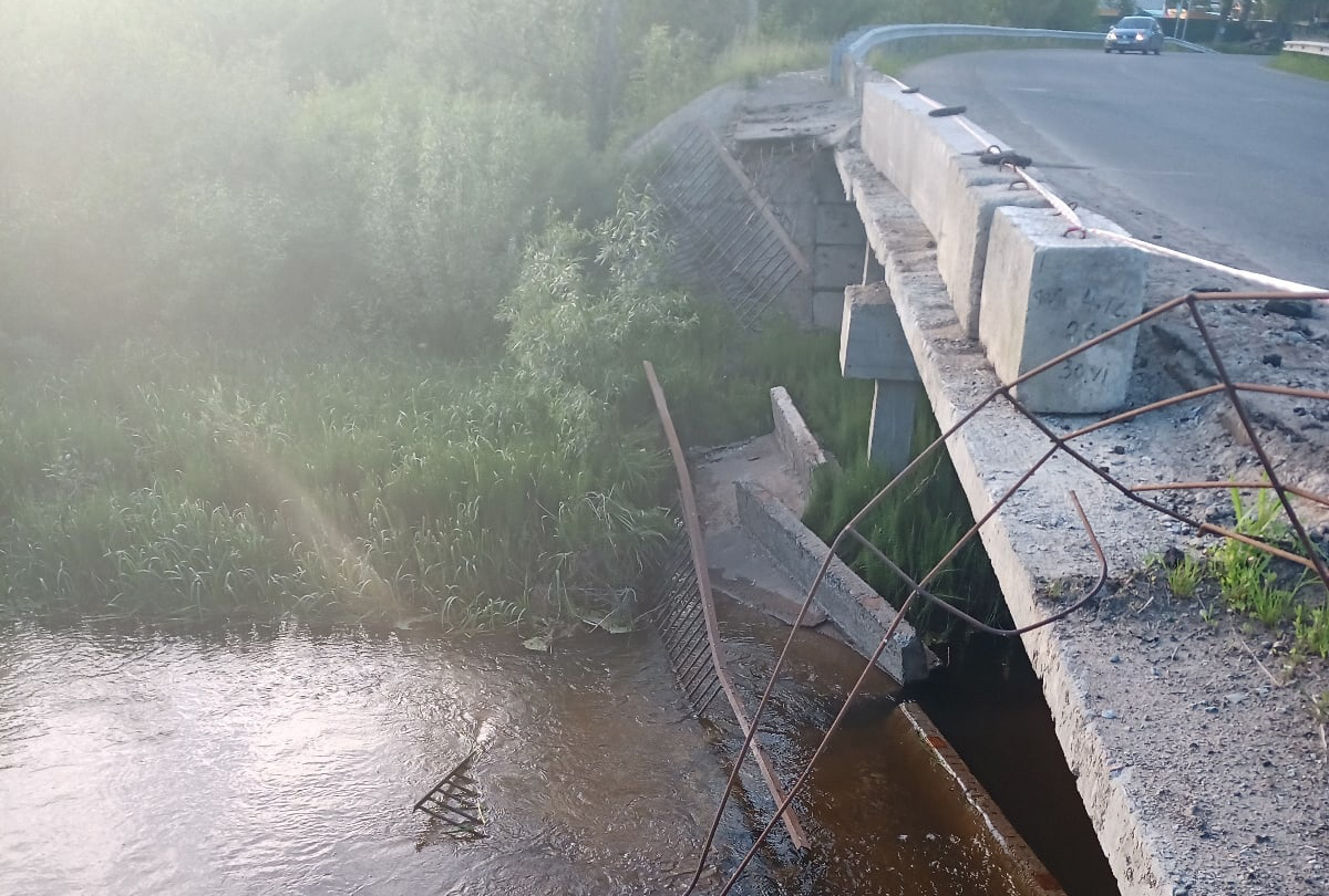 В Кирове пешеходные секции моста рухнули в реку