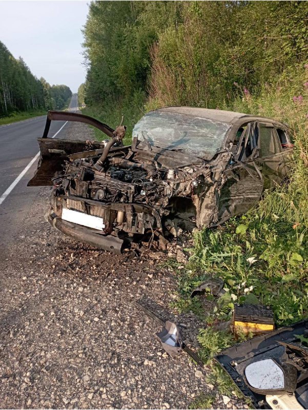 В Кировской области два грузовика превратили легковушку в груду металла