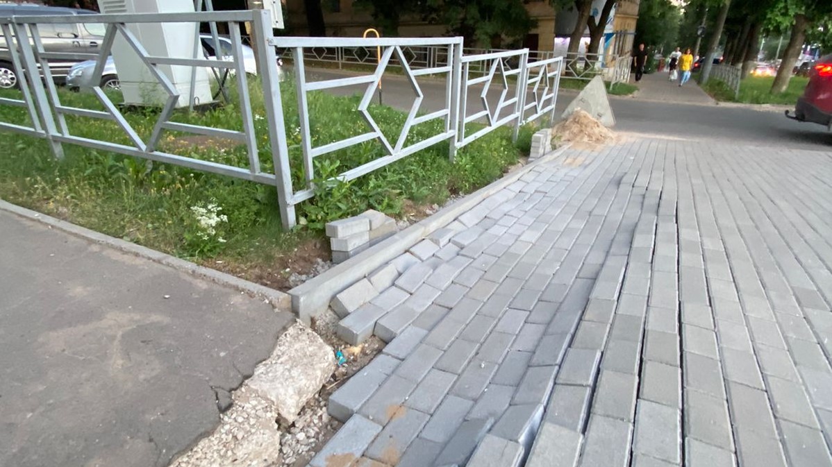 Кировские власти раскритиковали работу подрядчика по ремонту тротуаров