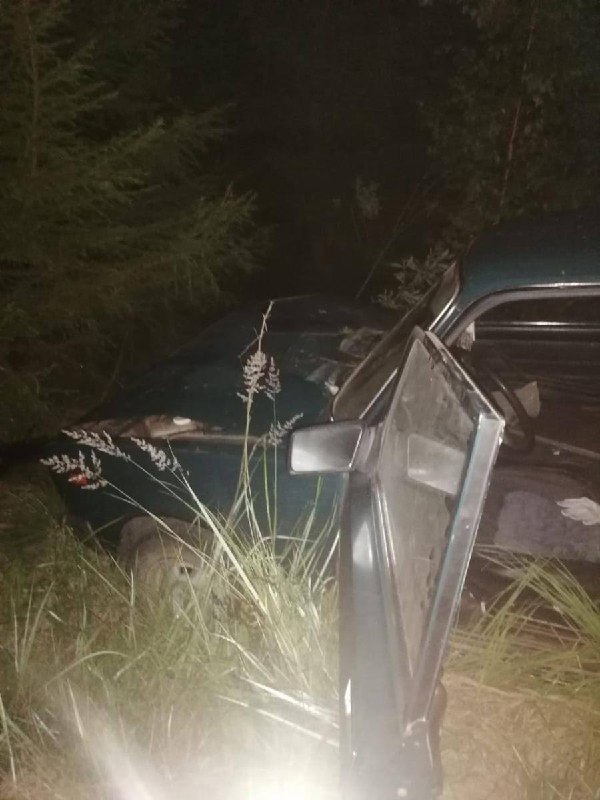 В Кировской области водитель серьезно пострадал от столкновения с деревом
