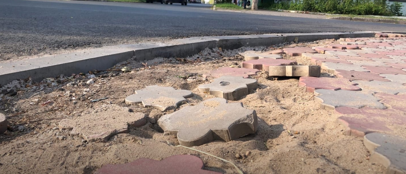 В Кирове из-за замены бордюров разрушаются новые тротуары