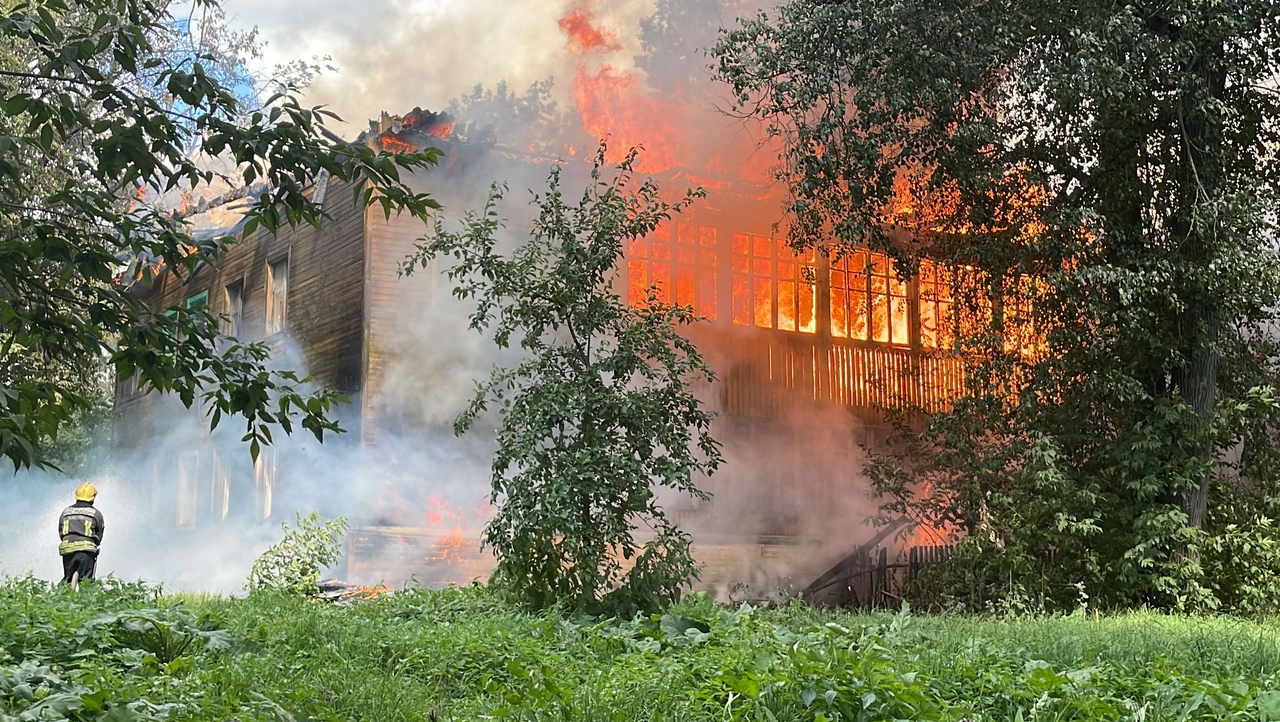 "Были слышны хлопки, город в дыму": в центре Кирова полыхает двухэтажный дом