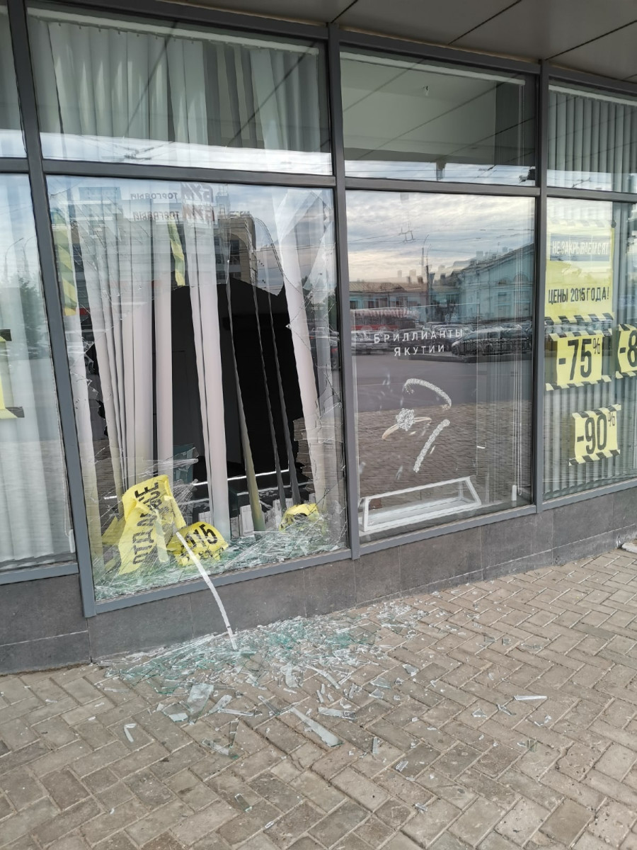 В Кирове ночью разбили витрину ювелирного магазина
