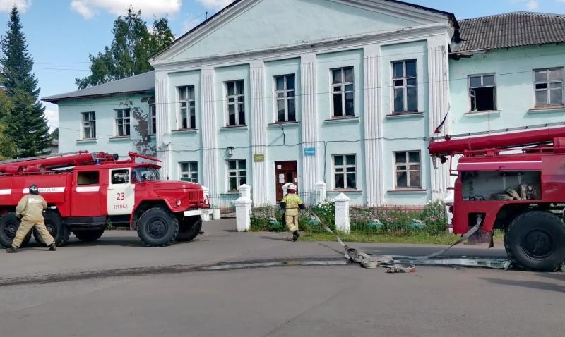 Пожарные эвакуировали детей из оздоровительного лагеря "Радужное лето"