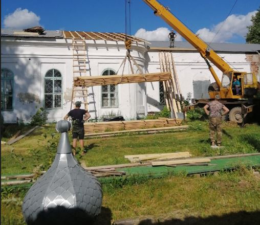 В Кировской области жители на собственные средства восстанавливают храм
