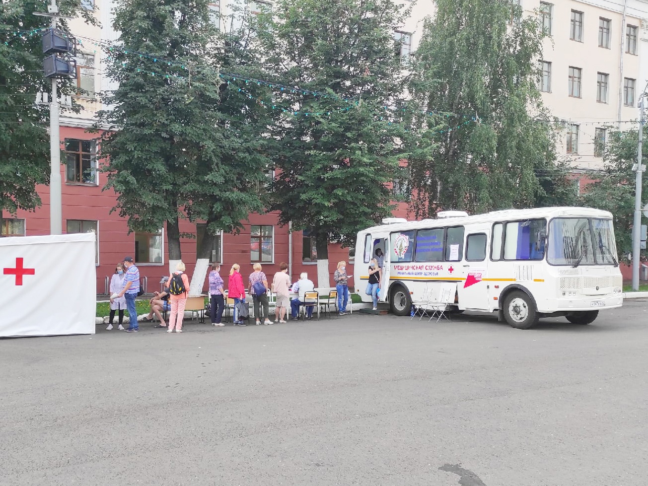 В Кирове снова открывается мобильный пункт вакцинации на Театральной площади