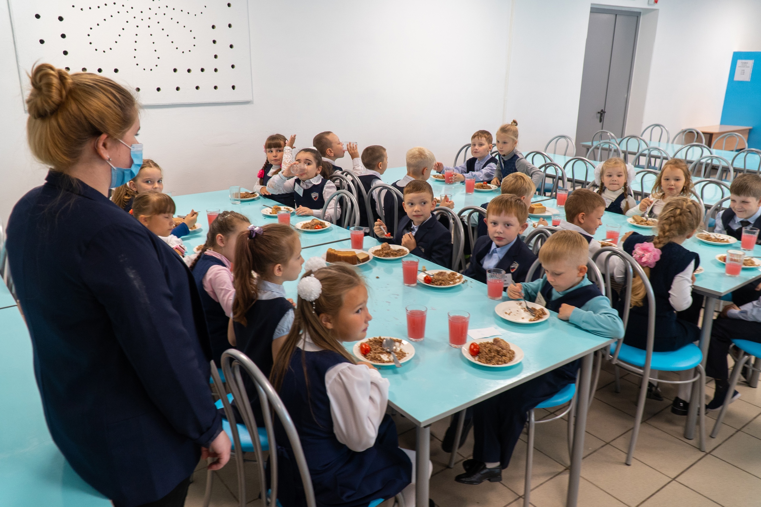 Начальная школа киров. Еда в школе. Питание в школе. Фотография школьного обеда. Школьное питание 2022.