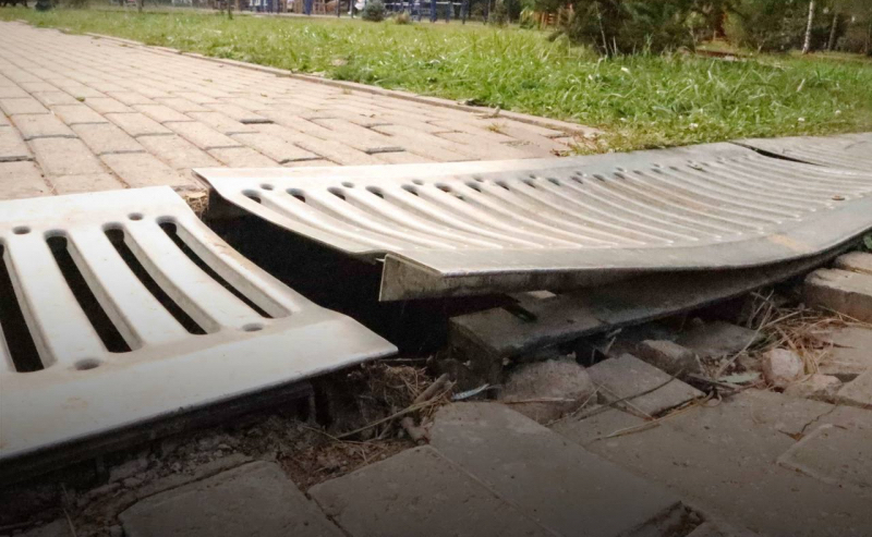 Саморезы на пути пешеходов: ливневки в Кочуровском парке Кирова пришли в негодность