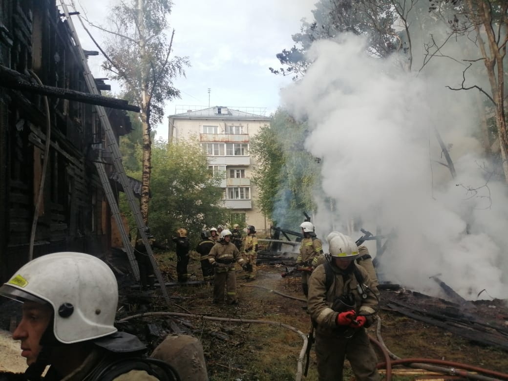 В Кирове горит дом на улице Карла Либкнехта