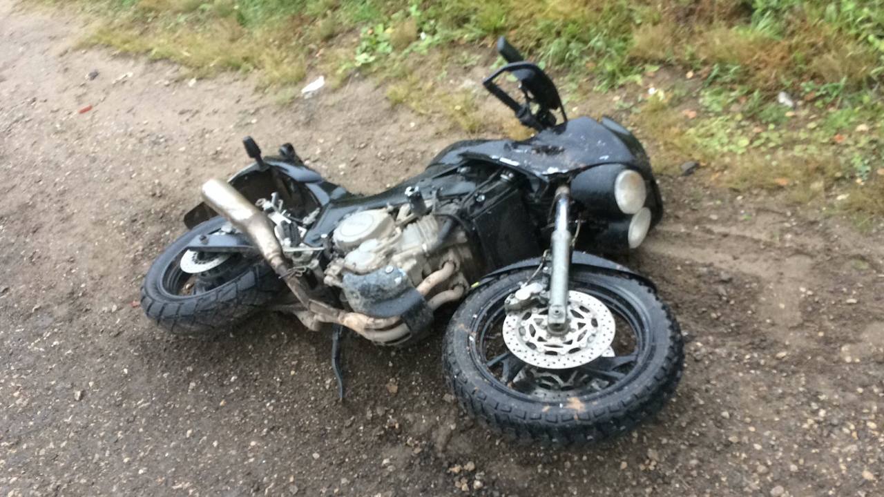 Упал и ударился о встречный автобус: в Кировской области погиб мотоциклист
