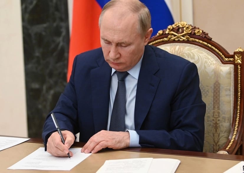 Президент России Владимир Путин подписал пакет поправок, касаемые военной службы 
