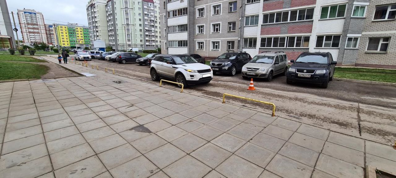 В Кирове во дворе дома на улице Мостовицкой женщина на Land Rover переехала ребенка