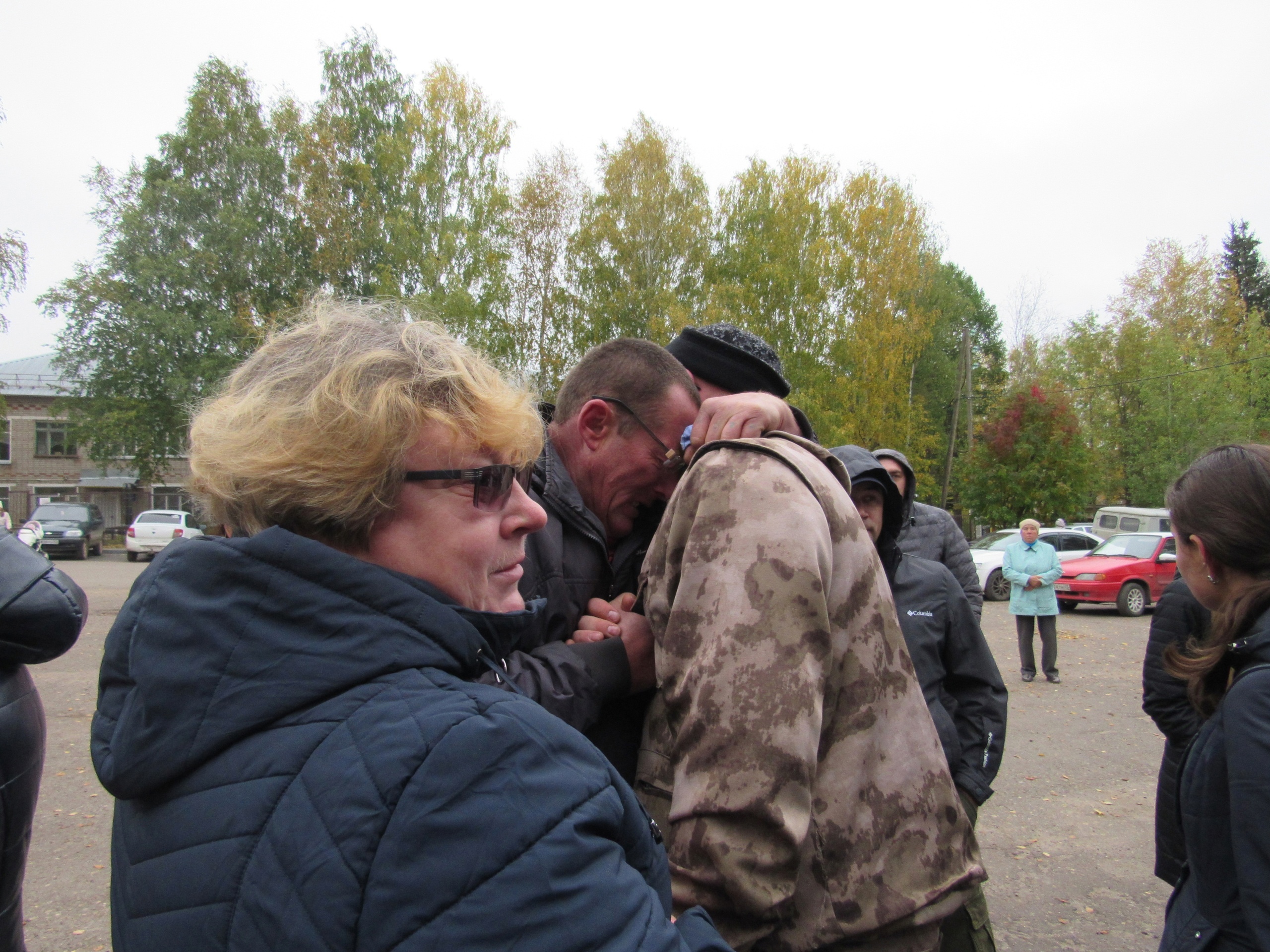 "Возвращайтесь домой живыми": как родные и близкие провожают мобилизованных кировчан 