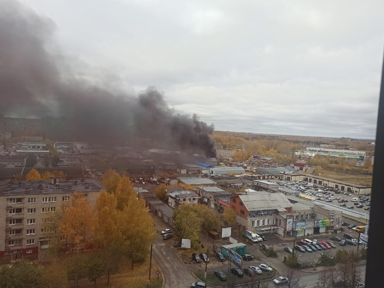 Кировское видео. Пожар на Центральном рынке Киров. Пожар Эльмаш 14 октября 2022. Пожар в Томилино сейчас. Киров пожар сегодня.