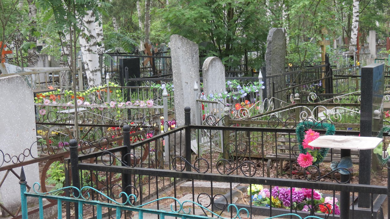 В Кировской области вандалы украли с кладбища скамейку и стол