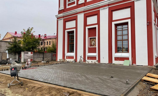 В Кирове на территории Спасского собора укладывают брусчатку