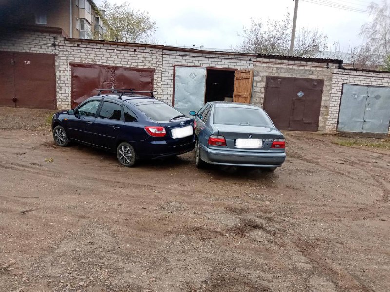 В Кировской области мужчину зажало между двумя машинами