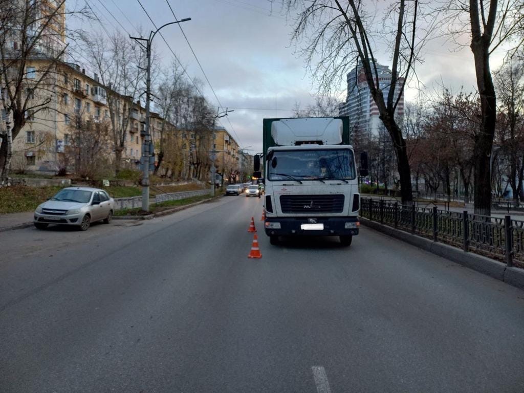 В центре Кирова грузовик сбил 10-летнюю девочку