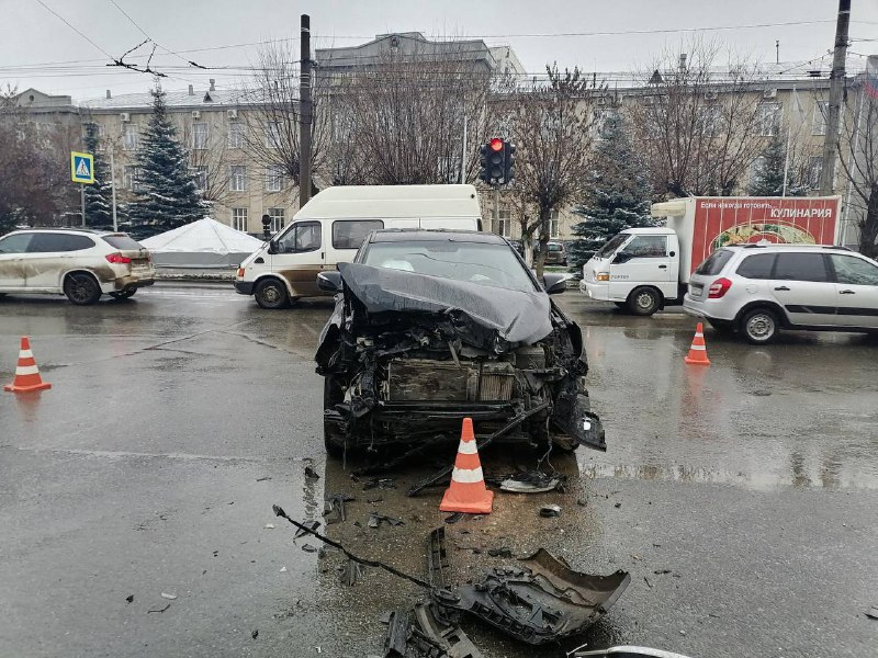 В Кирове из-за столкновения Mercedes и Hyundai пострадали два человека