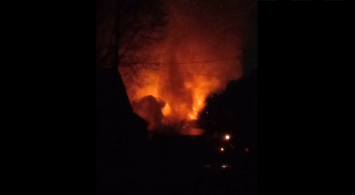 В Кировской области очевидцы сняли на видео сильный ночной пожар