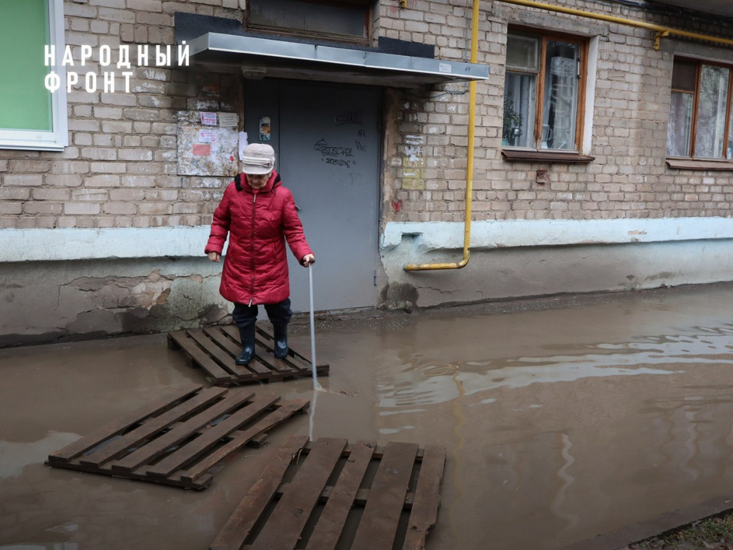 В Кирове жители дома на улице Сурикова вынуждены вплавь добираться до своих подъездов