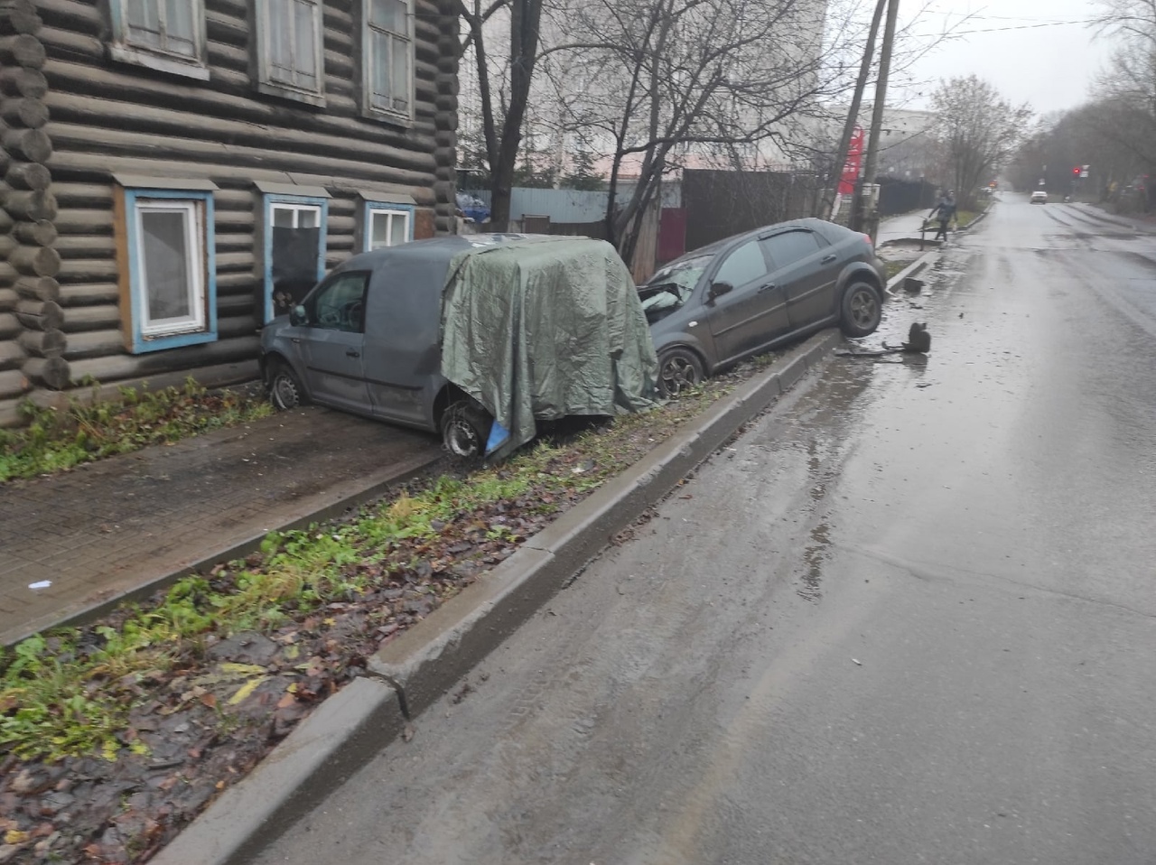 В центре Кирова машина врезалась в дом