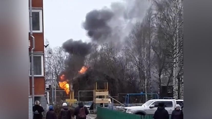 Местных жителей напугал черный дым: в Кирове горел дом 