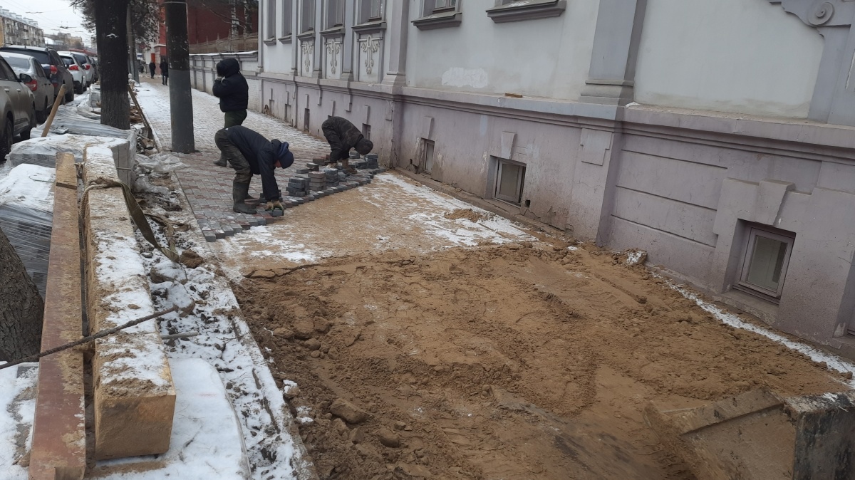 Подрядчики благоустроили тротуары по всему Кирову в минусовую погоду