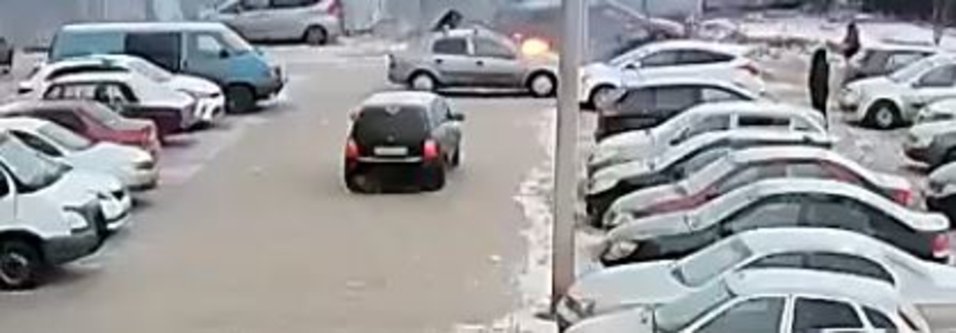 На парковке у жилого дома в Кирове вспыхнул автомобиль