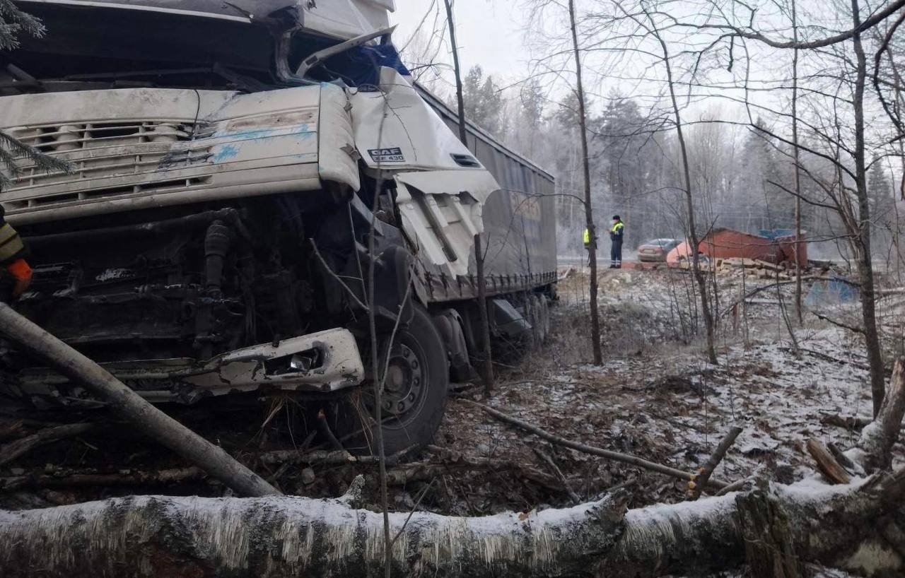 В Кировской области грузовик снес автобусную остановку 