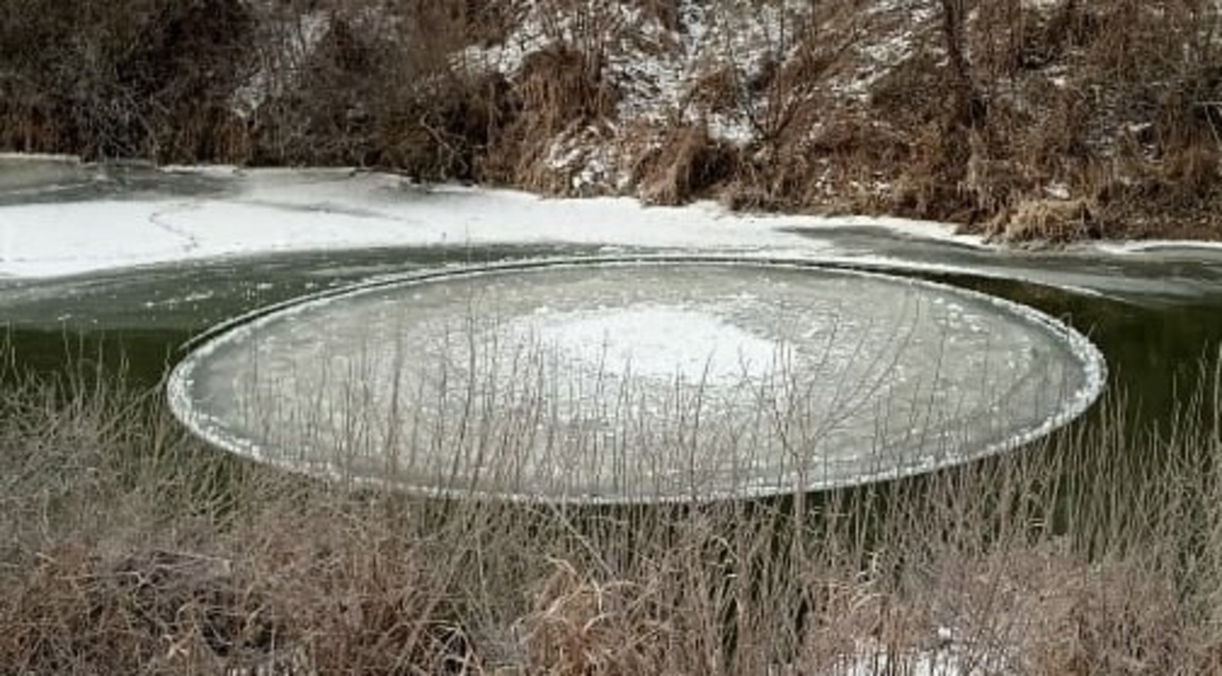 Жители Кировской области наблюдали вращающийся ледяной диск на реке