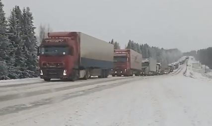 Из-за снегопада на трассе Киров-Котельнич образовалась километровая пробка из большегрузов