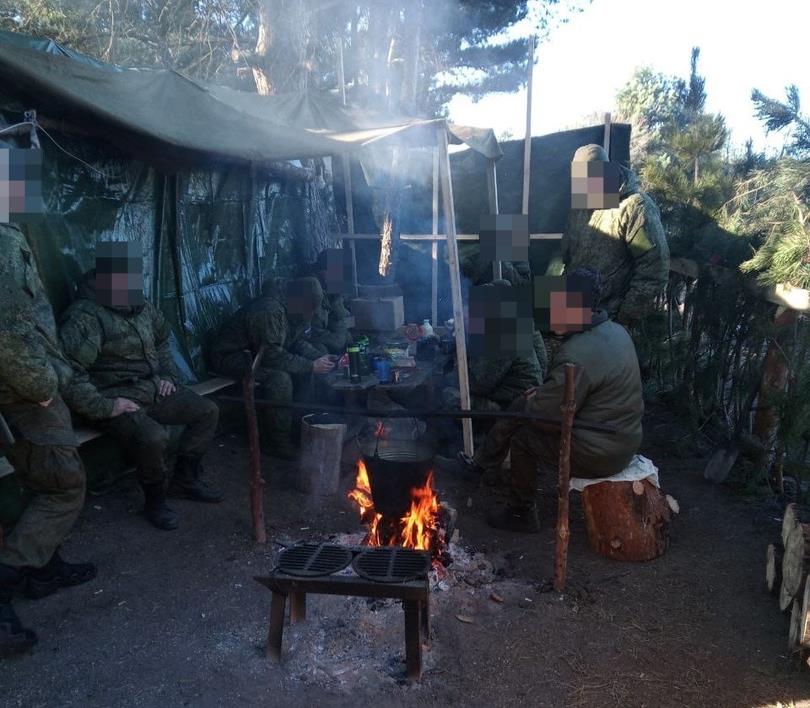 "Греемся от буржуйки, пельмени варим в ведре": как живут кировские резервисты