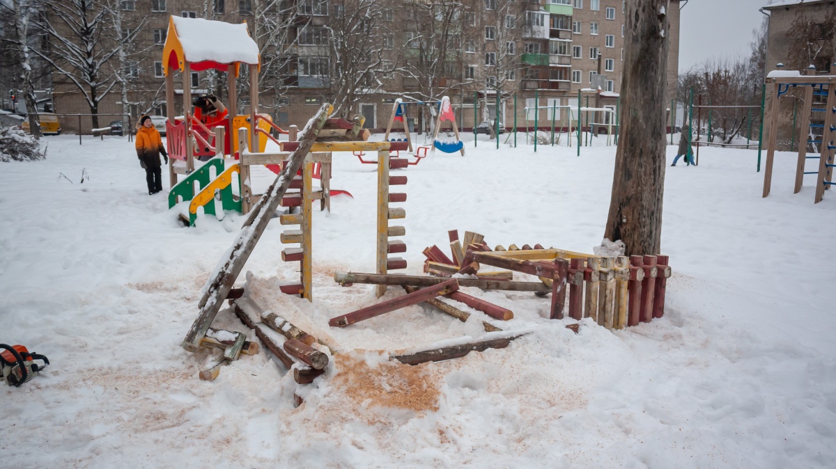 В Кирове проходят проверки детских площадок