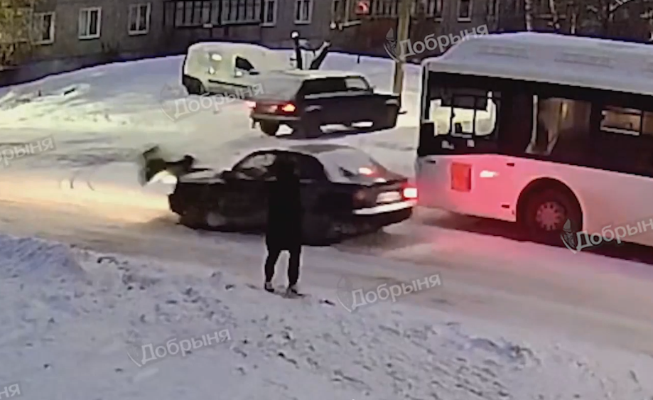 В Нововятске выбежавший на дорогу мальчик попал под колеса авто: видео