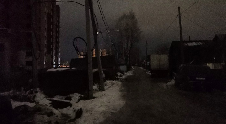 Причиной постоянной темноты в Кирове назвали немытые фонари