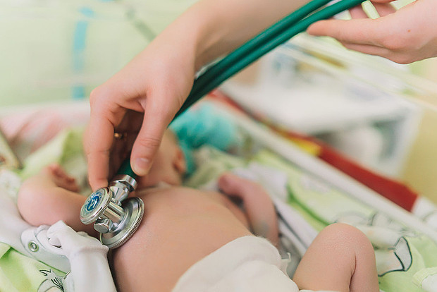 Кировские врачи спасли новорожденного с опасной патологией