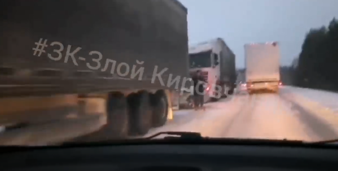 На трассе в Кировской области образовалась многокилометровая пробка из фур