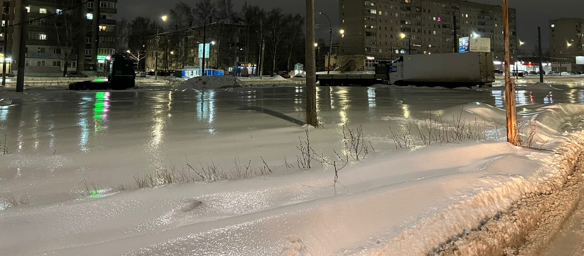 Улицы Кирова покрылись льдом после зимнего дождя: подборка фото