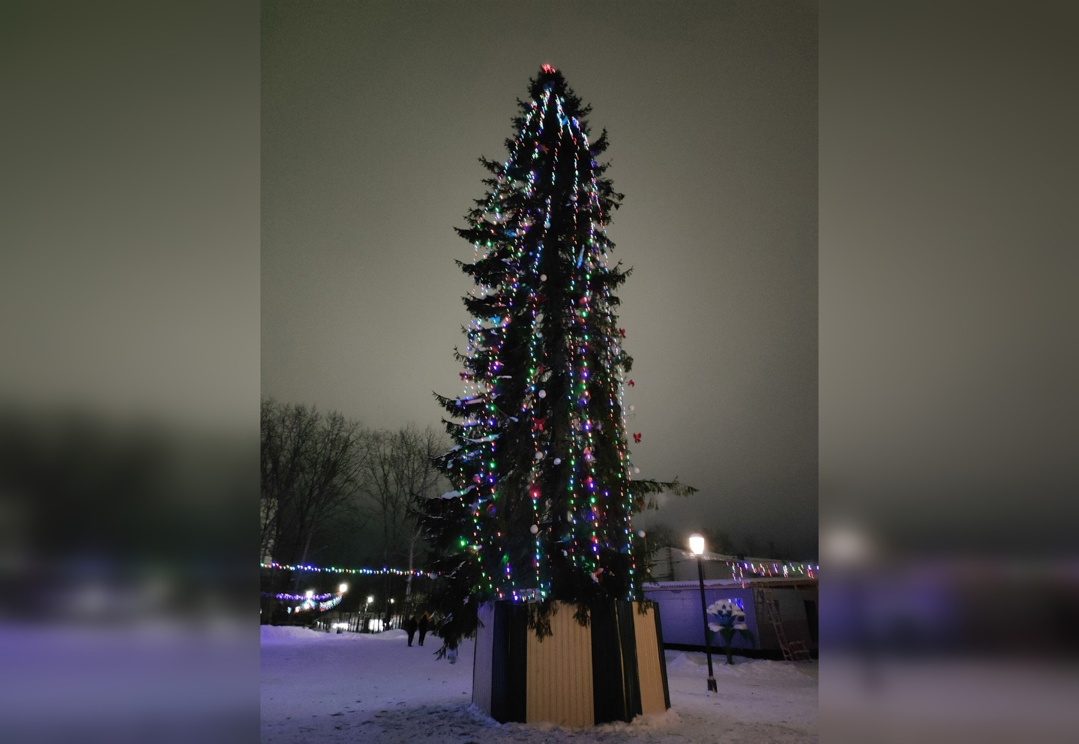 "Позор для города": жители Омутнинска обсуждают внешний вид главной городской елки 