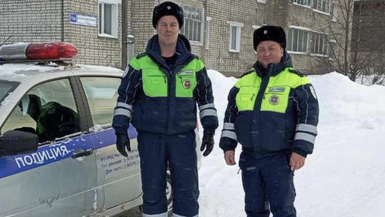 В Кировской области инспекторы ДПС вытащили из кювета легковушку