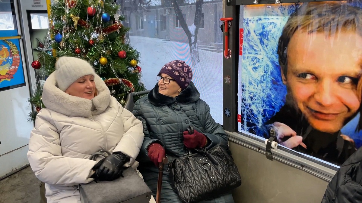 По улицам Кирова ездит новогодний троллейбус 