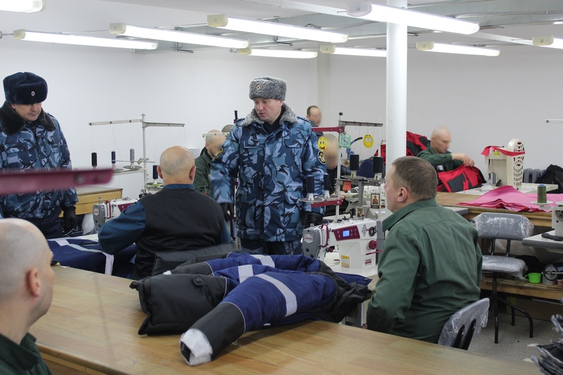Кировские заключенные научились шить зимние костюмы и теплые куртки