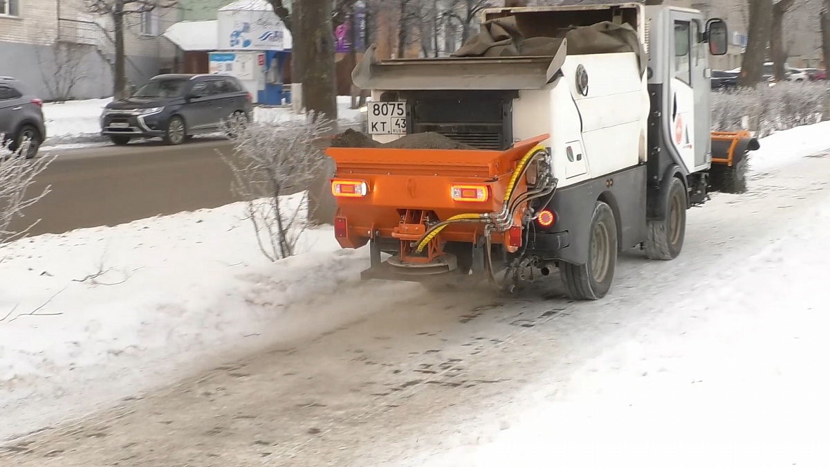 Кировские подрядчики продолжают бороться с гололедицей на дорогах по всему городу 