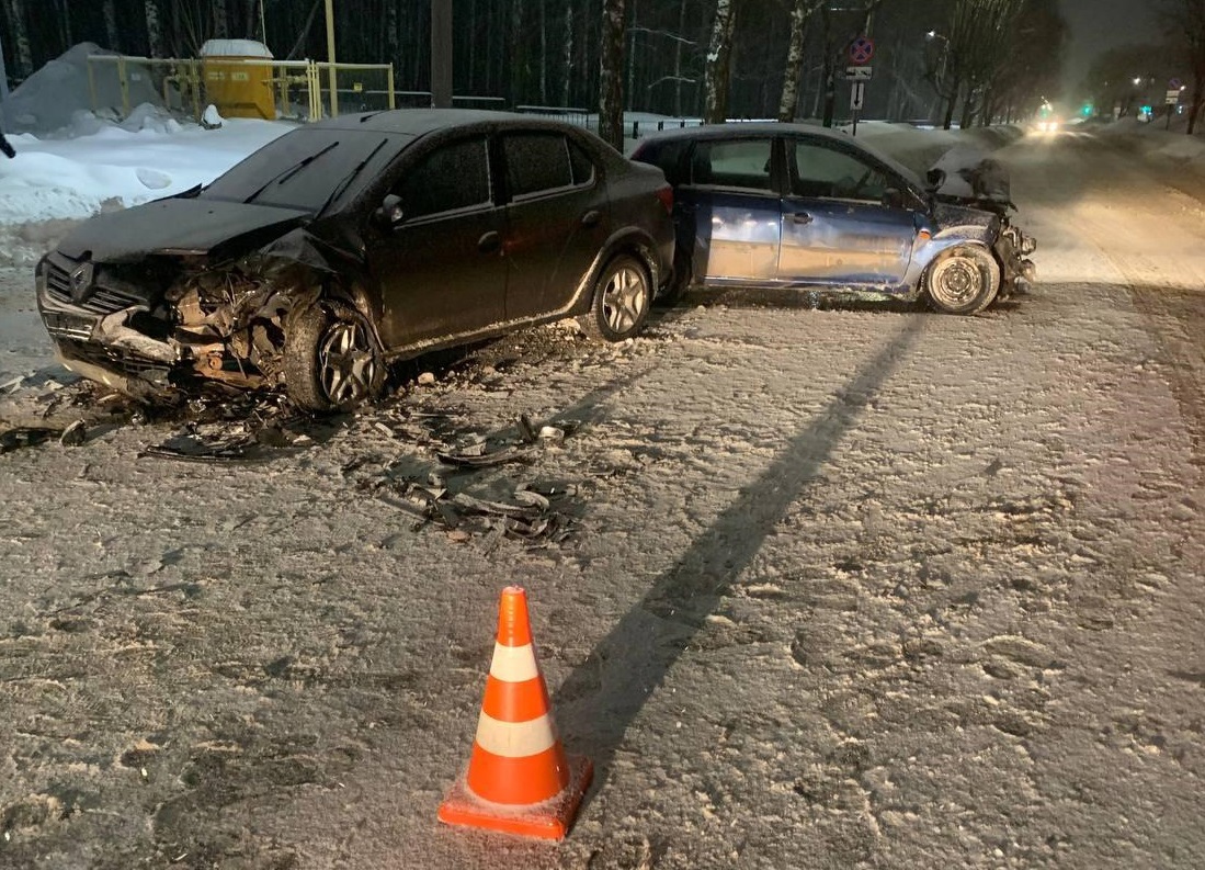 В Кирове столкнулись "Форд" и "Рено": восемь человек пострадали