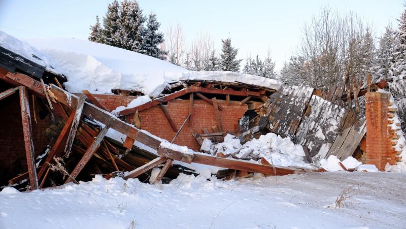 Лежали 4 часа на морозе: появились подробности обрушения крыши в Кировской области