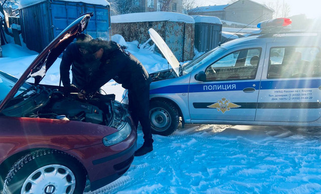 Напоили чаем и привезли детали: кировские полицейские помогают водителям в мороз