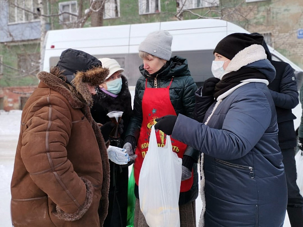 Кировским бездомным раздали еду и теплую одежду
