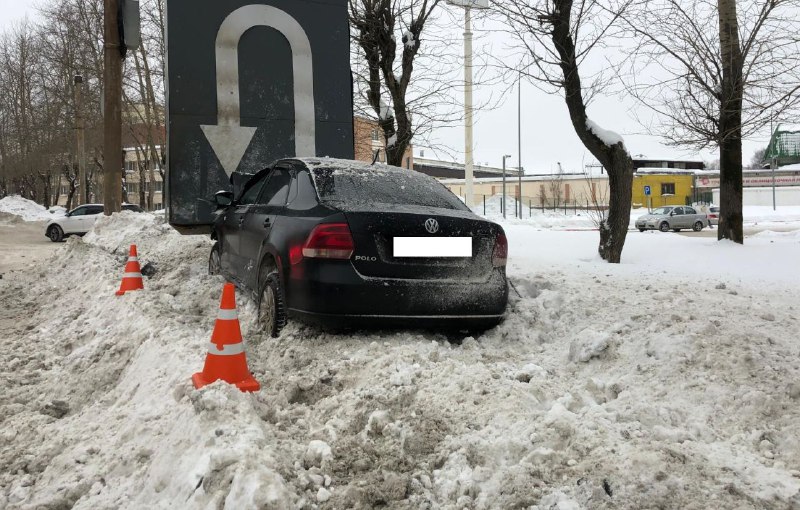 В Кирове водитель Volkswagen отказался от освидетельствования и врезался в рекламный щит
