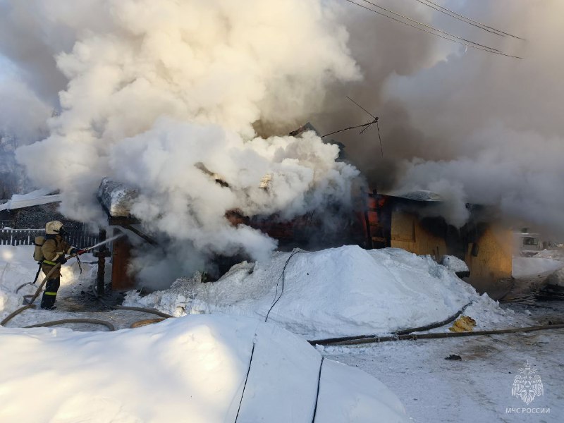 В Кирове горит жилой дом: на месте работают шесть пожарных экипажей